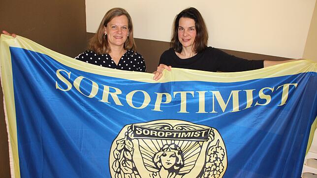 Beatrice Hesselbach, Präsidentin des Soroptimist International Club Villingen-Schwenningen, und Stephanie Ambacher freuen sich schon auf ...
