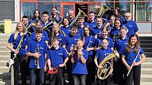 Mit blauen Shirts und Instrumenten: Die Jugendmusik Albbruck-Dogern kommt in die Thimoshalle. Foto: Musikverein Oberhof