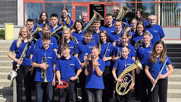 Mit blauen Shirts und Instrumenten: Die Jugendmusik Albbruck-Dogern kommt in die Thimoshalle. Foto: Musikverein Oberhof