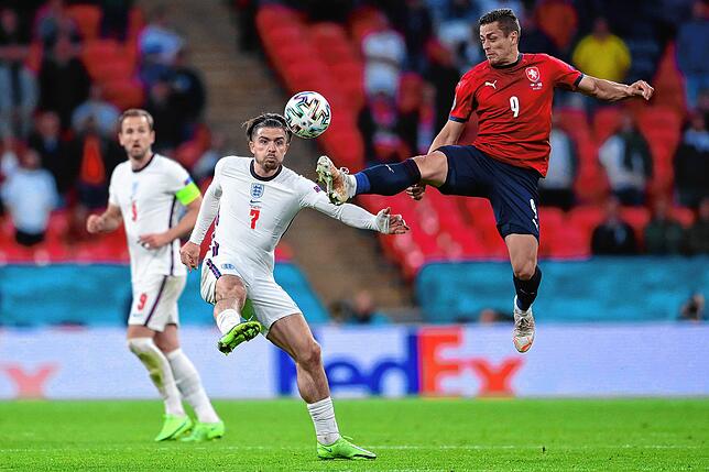 EM, Tschechien &ndash; England, Vorrunde, Gruppe D, 3. Spieltag im Wembley Stadion. Tschechiens Tomas Holes (r) und Englands Jack ...