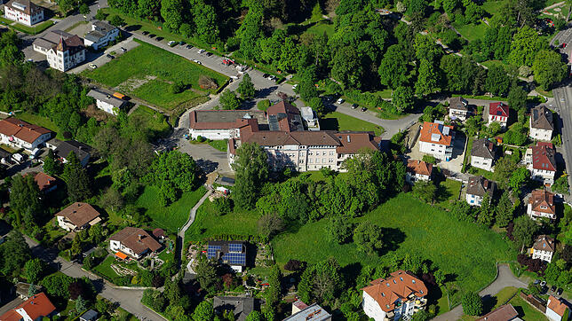 Das Stockacher Krankenhaus auf einem Archivbild aus der Luft. Der Anbau für den neuen Bettentrakt soll rückwärtig am rechten Ende des ...