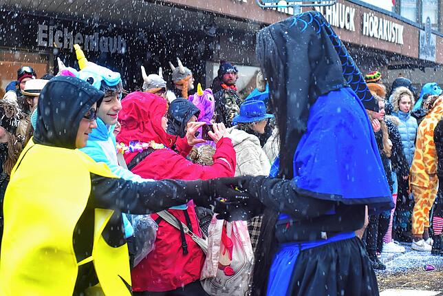 Bild 5: Narren feiern im Schneegestöber und mit Konfettiregen