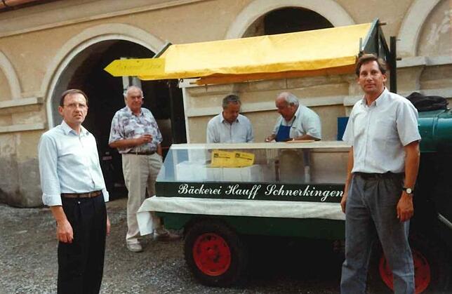 Dieter Karl (links) und Marvin Hobein (rechts) bei einer Bewirtung. Hobein hatte die Vereinsgründung initiiert.