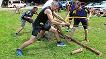 Nach dem Sägen folgen weitere Disziplinen des Wälderwettkampfs. Links ist der spätere Bergkönig Res Ott zu sehen. Bild: Cornelia Liebwein