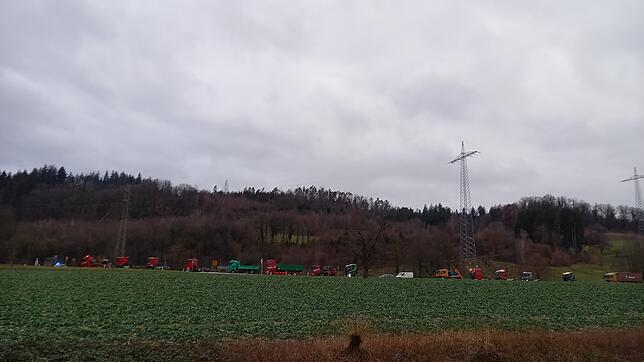 Zugmaschinen verursachen einen Verkehrsstau an der Rothauszufahrt bei Murg.