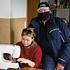 Atemschutzmasken für den privaten Gebrauch näht derzeit Tatiana Hofschröer in Todtmoos. Ihr Ehemann Ludger Hofschröer, der in Todtmoos ...