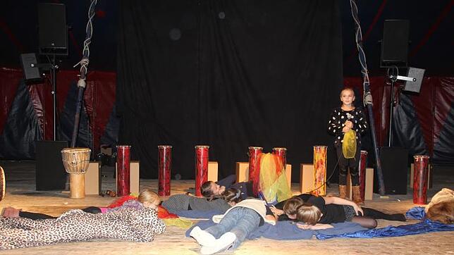 Die Grundschüler spielten das afrikanische Märchen.