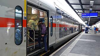Deutscher Intercity, aus Stuttgart kommend, im Bahnhof Schaffhausen: Zwölf Minuten Verspätung wie hier sind keine Seltenheit. Nun regt ...