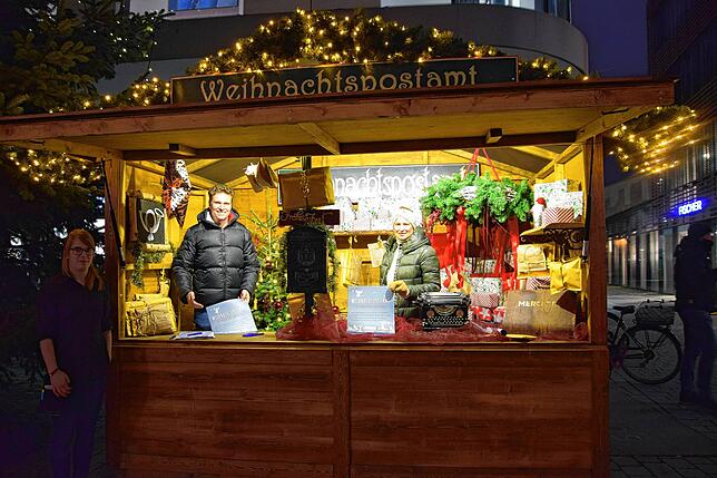 Denise Lehmann (l.), stellvertretende Marktleiterin von Edeka Baur, hat die Patenschaft für das Weihnachtspostamt übernommen &ndash; zur ...