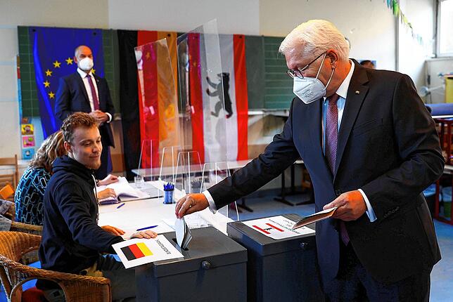 Bundespräsident Frank-Walter Steinmeier gibt seine Stimme zur Bundestagswahl in der Erich-Kästner-Grundschule in Berlin ab. &bdquo;Jede ...