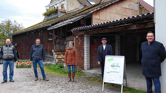 Marc Arnold und Markus Uhlenbrock-Ehnes von der Nachhaltigkeitsgruppe, Annette Sperling vom Familienzentrum, Vorstandsvorsitzender der ...