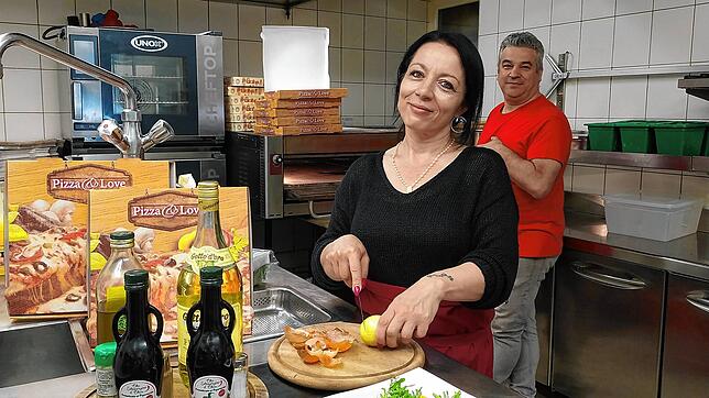 Maria Maione (vorne) und Luigi Maione übernehmen neben der Arbeit an Herd und Ofen viele weitere Arbeiten. Sie wollen ihrem Sohn Natale ...