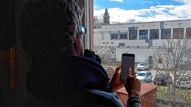 Unter anderem in Villingen kommt es zu einem Internetbetrug (Symbolbild), eingefädelt über den Nachrichtendienst WhatsApp.
