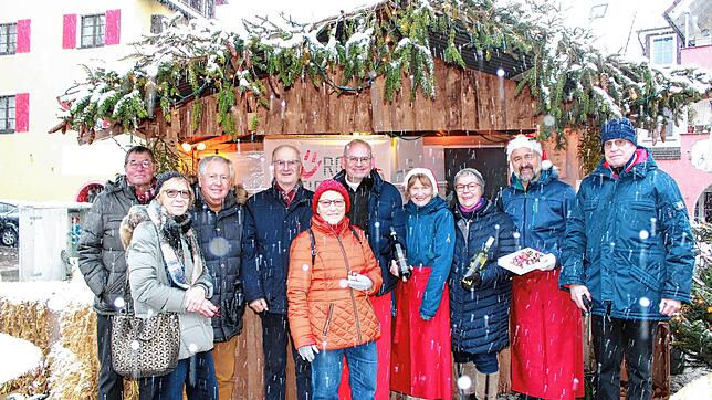Mitglieder der Bürgerstiftung genossen die winterliche Stimmung ebenso wie die vielen Gäste, die auf den Gustav-Hammer-Platz kamen. Hier ...