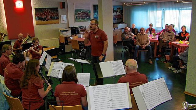 Der Musikverein Hohentengen, im Bild bei einem Auftritt an der &bdquo;Passivmitglieder-Jubiläumsparty&ldquo;, übernimmt die Organisation ...