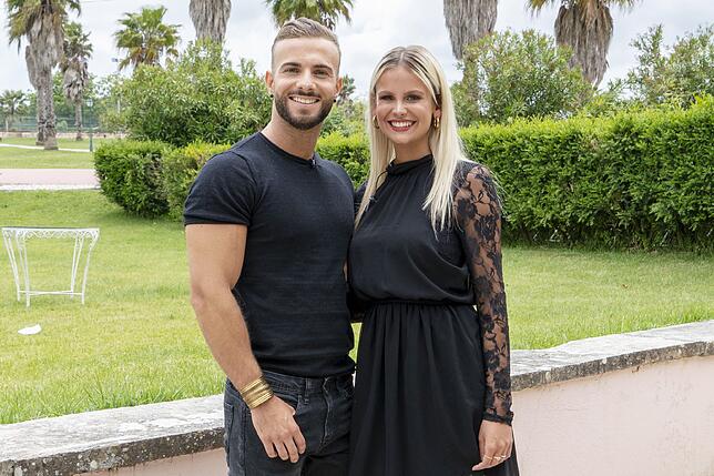 Auf „Love Island“ haben sie sich ineinander verliebt: Stephanie Schmitz (23) und ihr Verlobter Julian Evangelos (25).