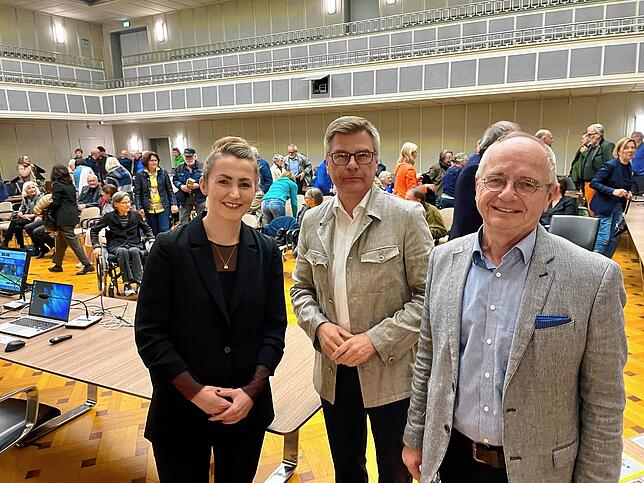 Ina Jessen, Christoph Bauer (Kunstmuseum Singen) und Wolfgang Kramer nach dem Vortrag über Otto Dix in Singen. Bild: Gudrun Trautmann