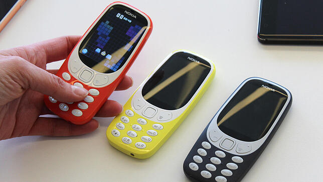 Das neue des Nokia 3310 wird in verschiedenen Farben vor Beginn des Mobile World Kongresses in Barcelona vorgestellt.