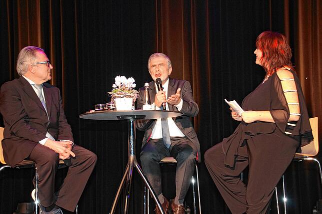 Moderatorin Silke Padova im Gespräch mit dem früheren Beigeordneten Manfred Beck (1984 bis 2014) und dem langjährigen OB Martin Albers ...