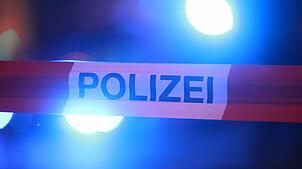 Die Polizei hat die Straße für den Einsatz voll gesperrt. (Symbolbild)