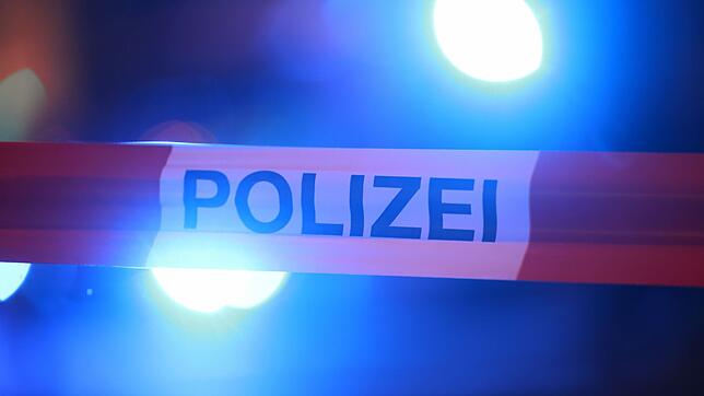Die Polizei sperrte die Straße für den Einsatz. (Symbolbild)