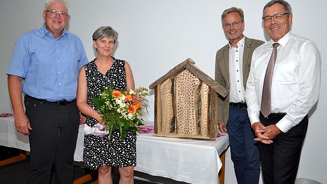 Der Vorsitzende der Fördervereins des Gailinger Hegau-Jugendwerks Heinz Brennenstuhl (links) verabschiedet Claudia Schneble als ...