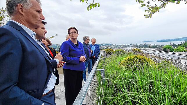 Bundesministerin Klara Geywitz zu Besuch auf der Dachterrasse des „Quartier Q5“ in Überlingen – Der Vorstand der Baugenossenschaft ...