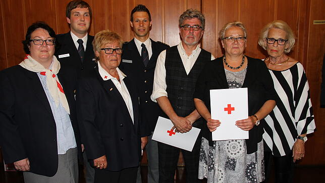 Passiv- und 11 Aktiv-Mitglieder der DRK-Ortsgruppe erhalten bei der Versammlung Auszeichnungen für langjähriges Engagement (v.li.): ...