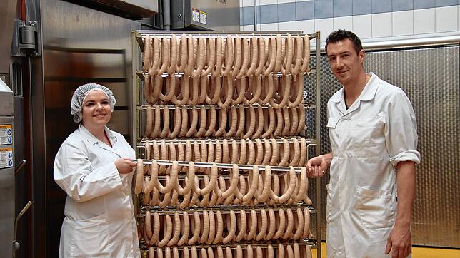 Geschafft! SÜDKURIER-Redakteurin Graziella Verchio und Metzger Patrick Engler mit einigen Wurstwaren, die beim Besuch entstanden sind.