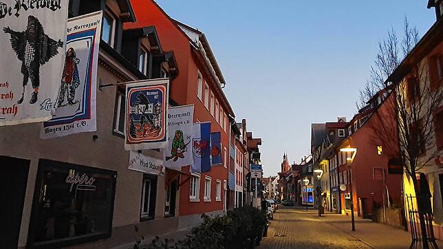 Gerüstet: Die Färberstraße zeigt Flagge: Im Morgengrauen ist hier Mitte Februar idyllische Ruhe Trumpf.