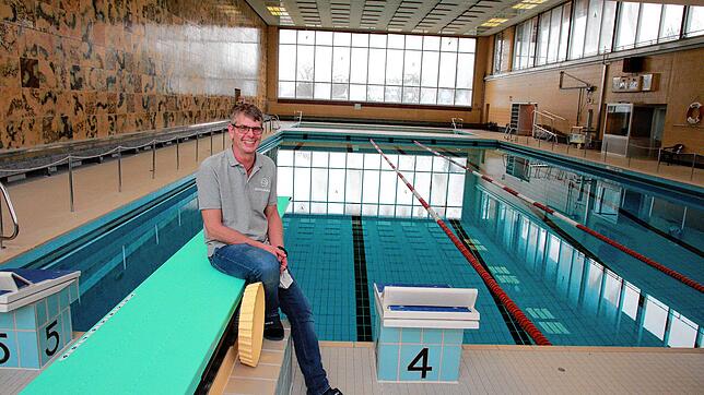 Betriebsleiter Peter Heck am Becken des Singener Hallenbads (Archivbild). Worüber hat der SÜDKURIER im vergangenen Jahr berichtet?