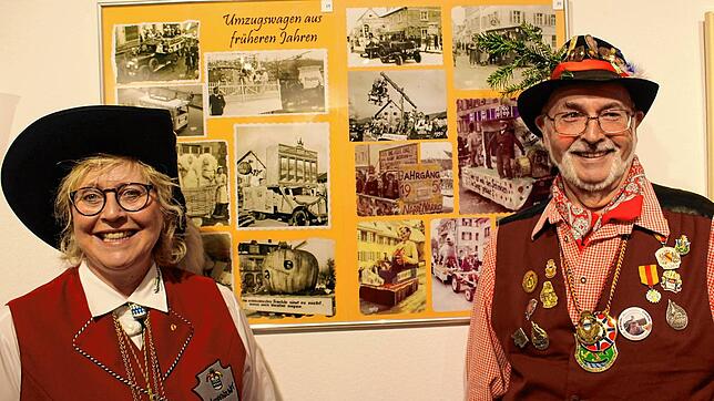 Initiator Günter Kramer zusammen mit Zunfträtin Petra Meier vor einer Tafel der Ausstellung zum Jubiläum der Narrenzunft Wehr.