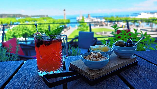 In der Lounge gibt es unter anderem diverse Long-Drinks, dazu Oliven, Käse und Erdnüsse – beim ersten Getränk sind die Knabbereien für ...