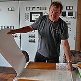 Gerhard Aichelmann, Betriebsleiter der Meßkircher Kläranlage, zeigt das riesige Betriebstagebuch, in welches die Mitarbeiter bis zum ...