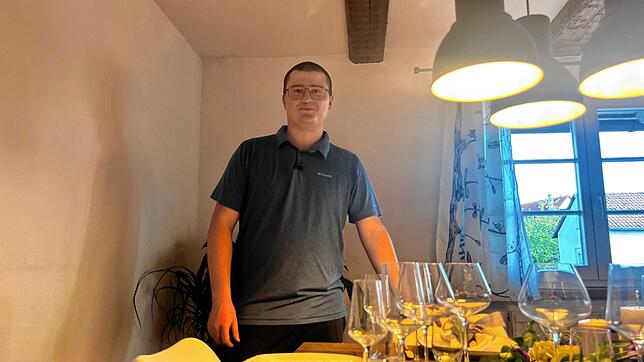 Blendend: Kevin in seinem Esszimmer &ndash; der junge Mann aus Friedrichshafen hat sich mit seinem Menü an die Spitze gekocht. Zwei ...