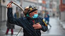 Gerhard Ott aus Überlingen beim Einschnellen mit seiner Karbatsche in der Münsterstraße.