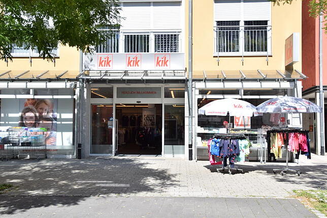 Auf Ende August zieht Kik von diesem Geschäft in der Pfarrstraße in die Tuttlinger Straße, wo Vögele war. Ob es Nachmieter gibt, ist ...