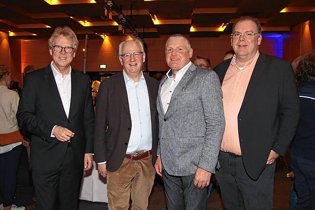 Unternehmer Dietmar Kühne, Heinz Rombach, ehemaliger Vorstandsvorsitzender der Sparkasse Hochrhein, mit den Oberalpfener Ortschaftsräten ...