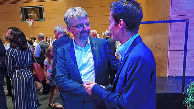 Philipp Studinger, Sprecher der CDU-Fraktion im Gemeinderat, gratuliert dem OB-Wahlsieger Martin Gruner.