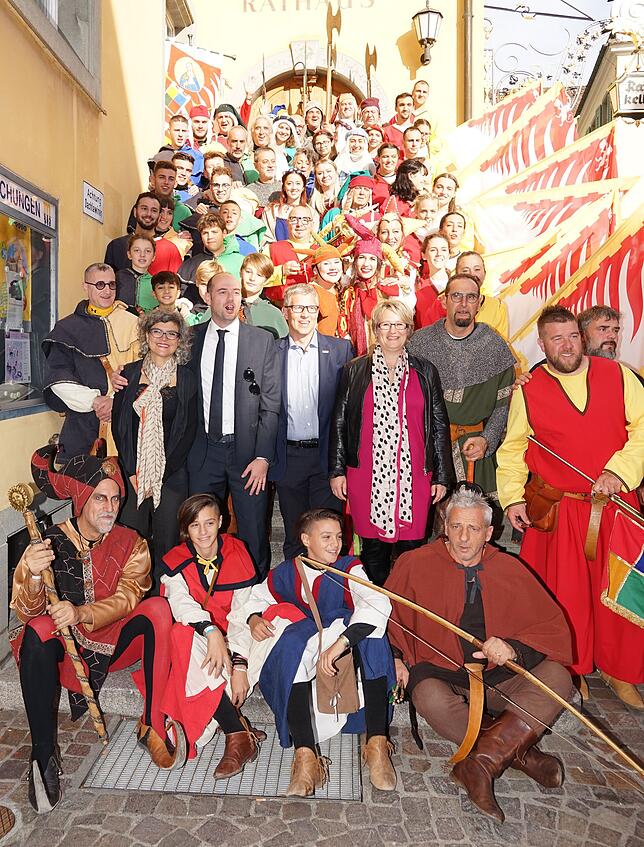 Das obligatorische Bild der Cavalieri auf der Rathaustreppe &ndash; hier mit den beiden Bürgermeistern Andrea Marrucci und Robert ...