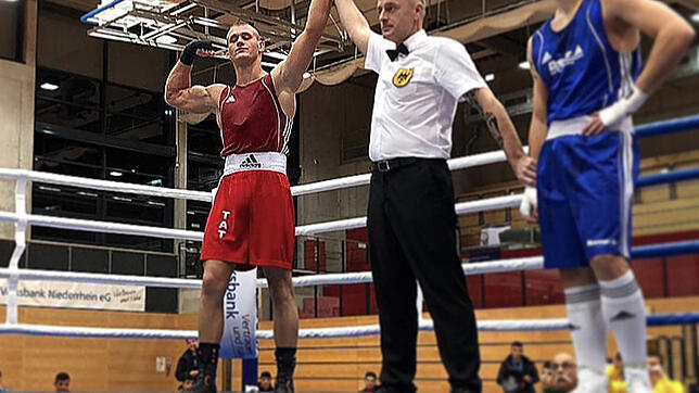 Der Blumberger Christian Fischer (rotes Trikot) bei der Siegerehrung zu seiner ersten Deutschen Meisterschaft.