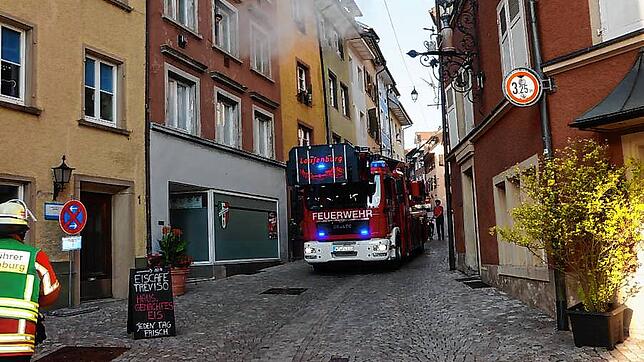 Die Enge der Straßen ist auch im deutschen Laufenburg bei Feuerwehreinsätzen eine große Herausforderung. Unser Bild zeigt die Drehleiter ...