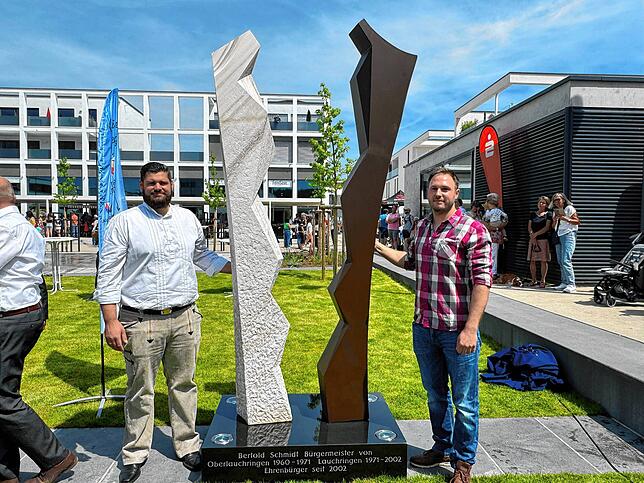 Steinmetz Michael Höhl und Kunstschmiedemeister Christian Stöckel haben die Stele zu Ehren von Bertold Schmidt geschaffen. Sie ziert ...