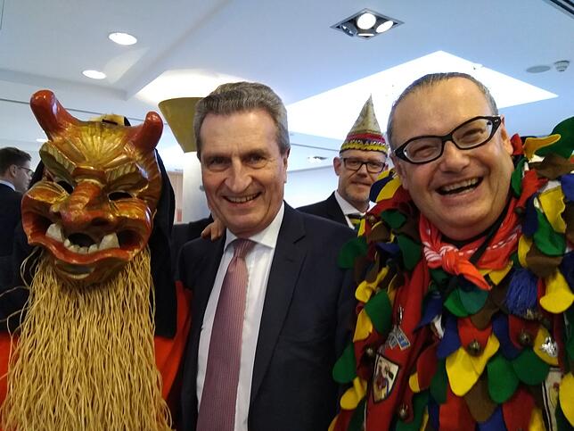 Ein Politiker hautnah: Günther Oettinger scheut weder den Kontakt mit Narren noch mit Kommissionspräsident Jean-Claude Juncker.