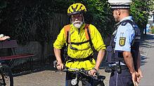 Die Polizei kontrolliert Fahrradfahrer in Hagnau. Hier ein Polizeibeamter im Gespräch mit dem Fahrradfahrer Wolfram Kussauer.