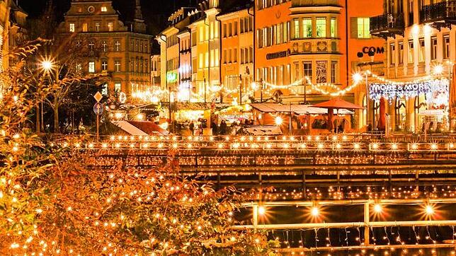 Weihnachtsmarkt in Konstanz 2024: Manche Besucher des Weihnachtsmarkts reisen mit dem Schiff an.