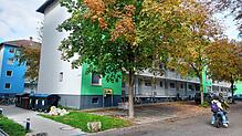 Dieses weiß-grüne Haus an der Steinstraße soll für eine Neubebauung abgerissen werden. Das verzögert sich wegen der Unterbringung von ...