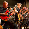 Werner Lautenbach (links) spielt seit 30 Jahren die Gitarre bei der Jazznight und kann auch Heavy Metal. Bandleader Hartmut Heinzelmann ...