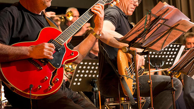 Werner Lautenbach (links) spielt seit 30 Jahren die Gitarre bei der Jazznight und kann auch Heavy Metal. Bandleader Hartmut Heinzelmann ...
