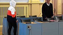 Hechingen: Die Angeklagte (links) betritt den Gerichtssaal. Die 35-Jährige steht vor Gericht, weil sie nach einer geheimgehaltenen ...
